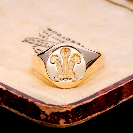 The Vintage 9ct Gold Fleur De Lis 9.15g Signet Ring
