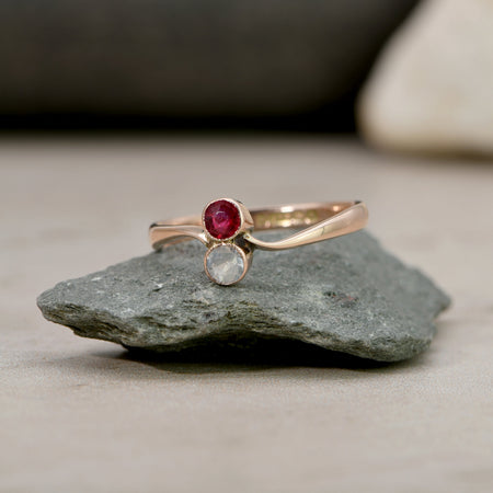 The Vintage 1922 White & Red Stone Gold Ring - Antique Jewellers