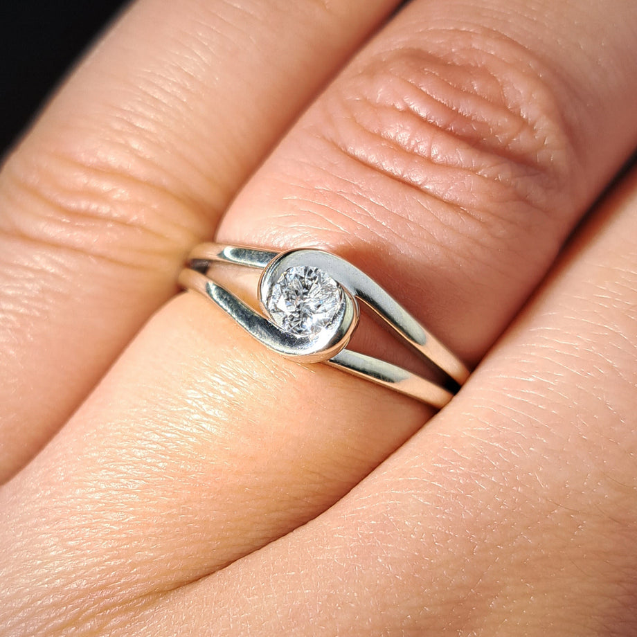 The Contemporary Light Solitaire Diamond Twist Ring