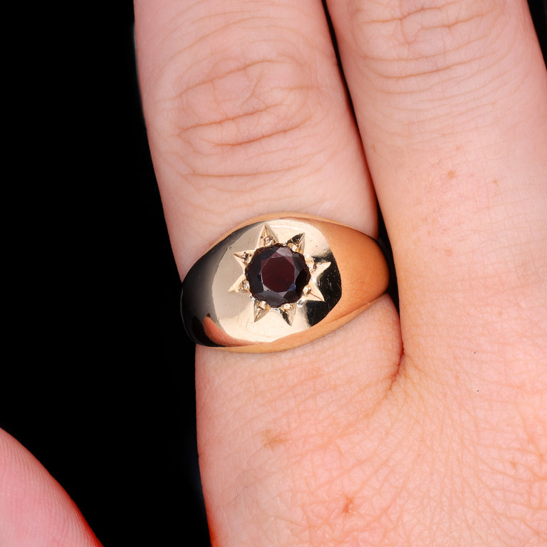 The Vintage 1976 Star Set Garnet Bombe Ring