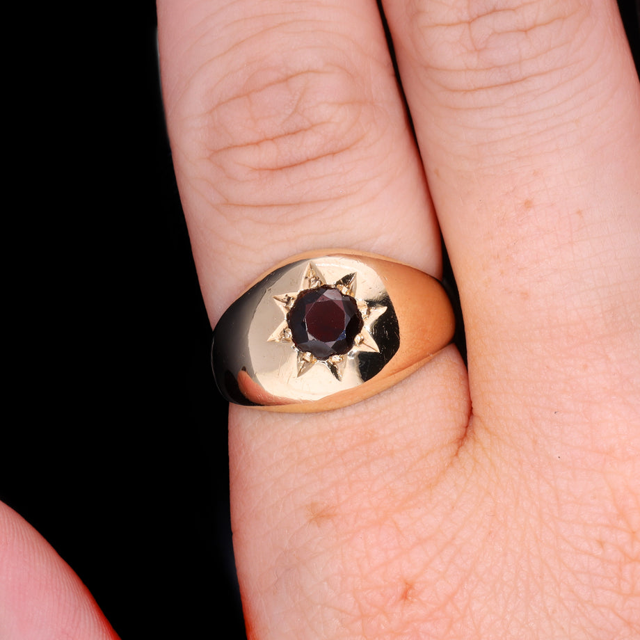 The Vintage 1976 Star Set Garnet Bombe Ring