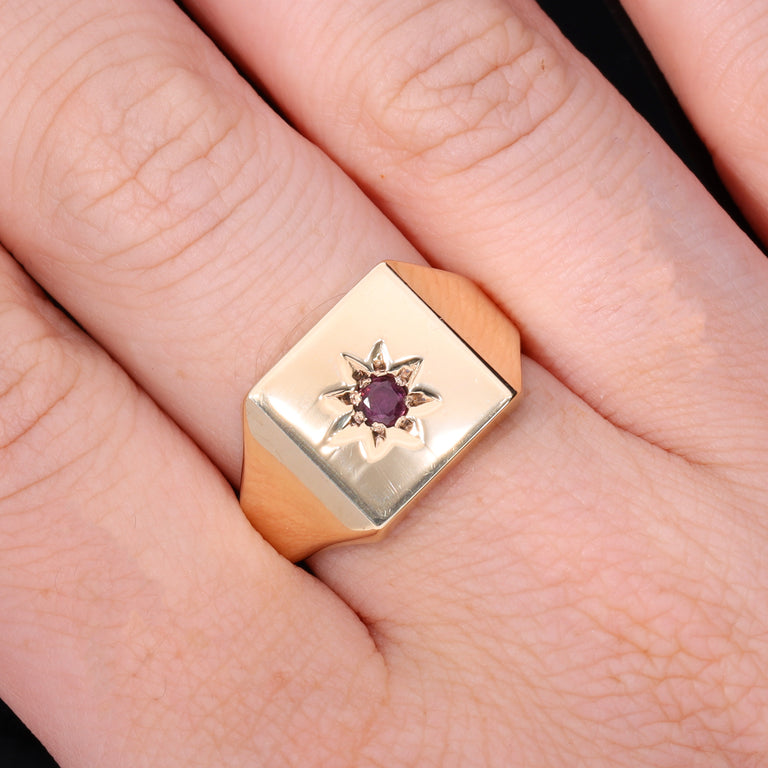 The Vintage 1996 9ct Gold Star Set Garnet Ring