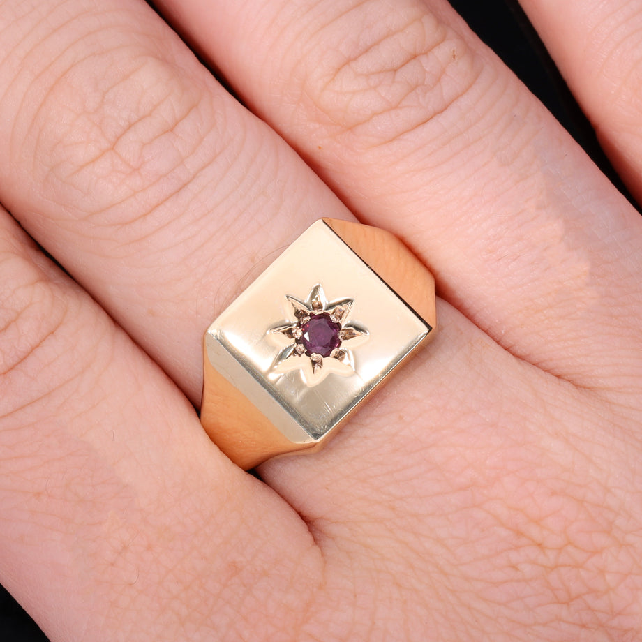 The Vintage 1996 9ct Gold Star Set Garnet Ring