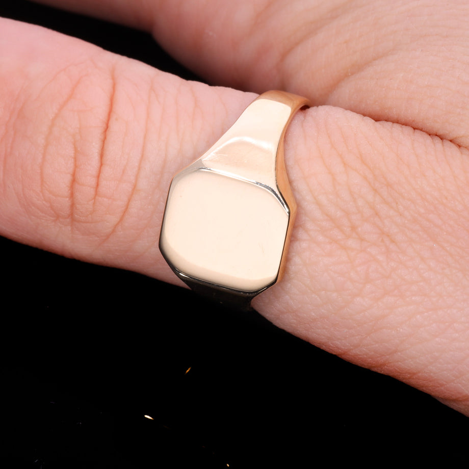 The Vintage 1993 9ct Gold 6.52g Square Signet Ring