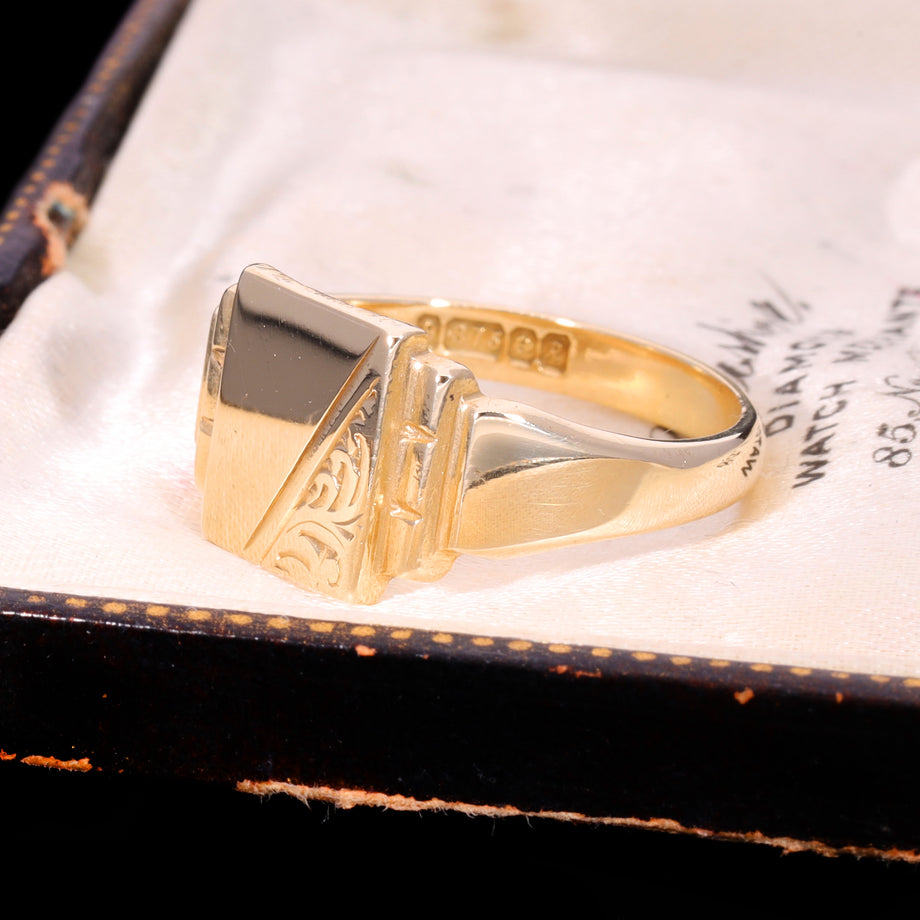 The Vintage 1966 9ct Gold Stepped Shoulder Engraved Signet Ring