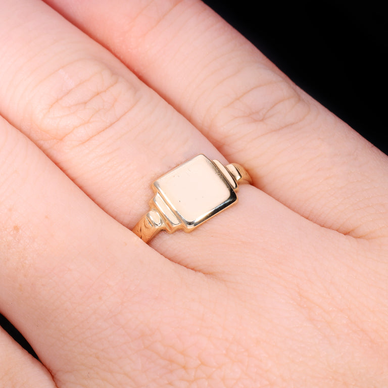 The Vintage 1963 9ct Gold Foliate Stepped Shoulder Signet Ring