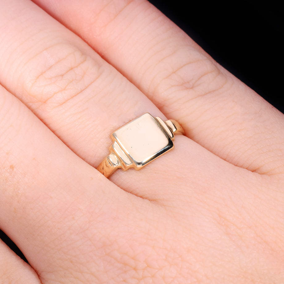 The Vintage 1963 9ct Gold Foliate Stepped Shoulder Signet Ring