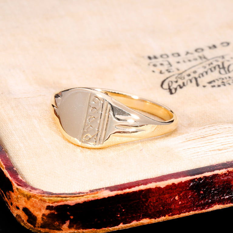 The Vintage 1966 9ct Gold Lined Shoulder Signet Ring