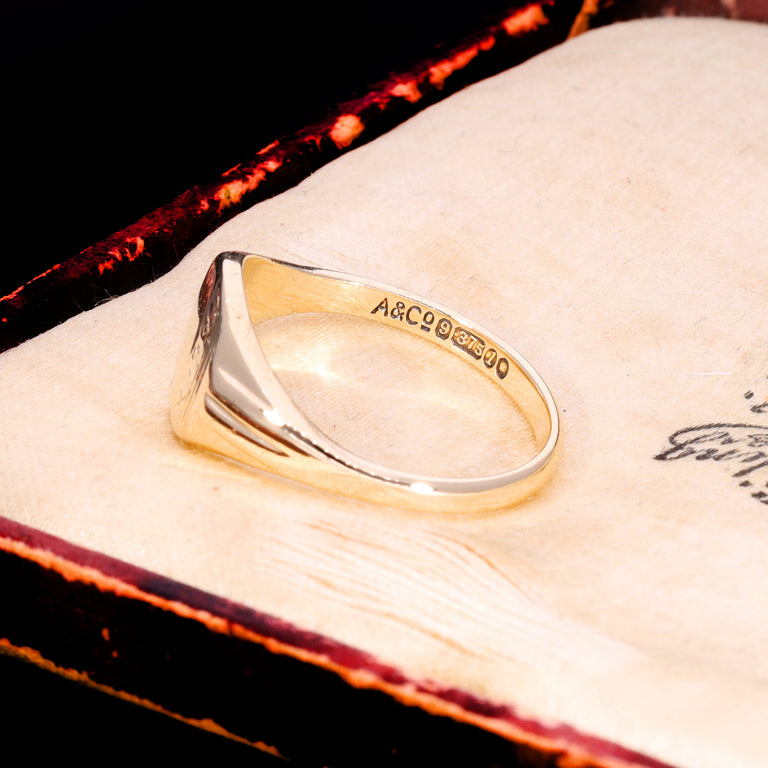 The Vintage 1966 9ct Gold Lined Shoulder Signet Ring