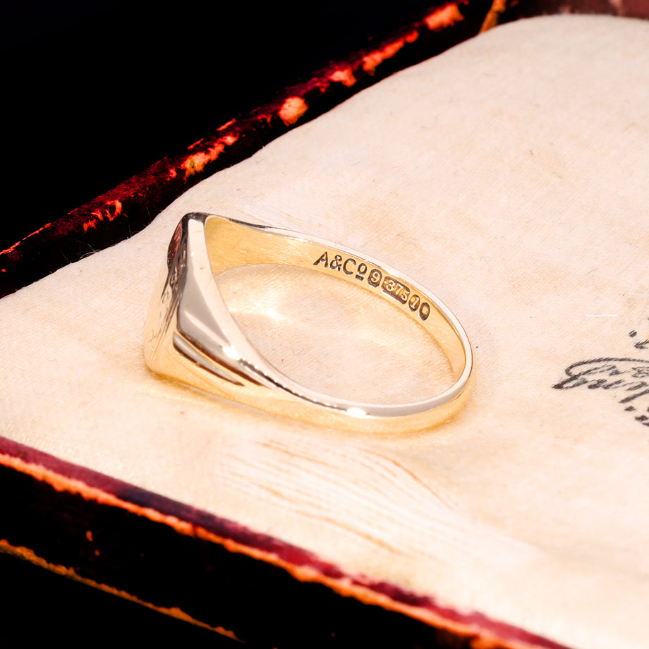 The Vintage 1966 9ct Gold Lined Shoulder Signet Ring