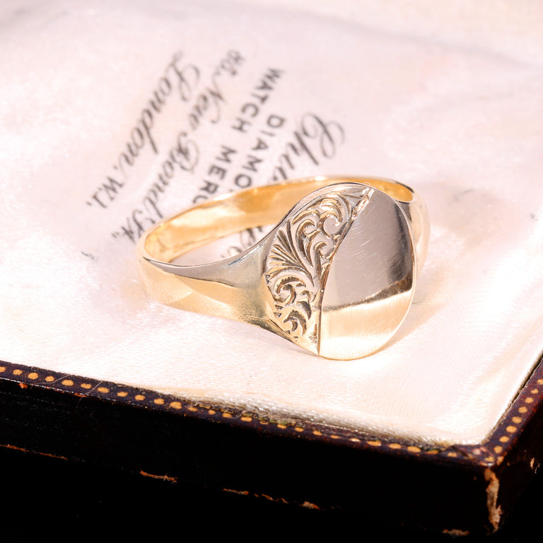 The Vintage 3.92g 9ct Gold Oval Engraved Signet Ring