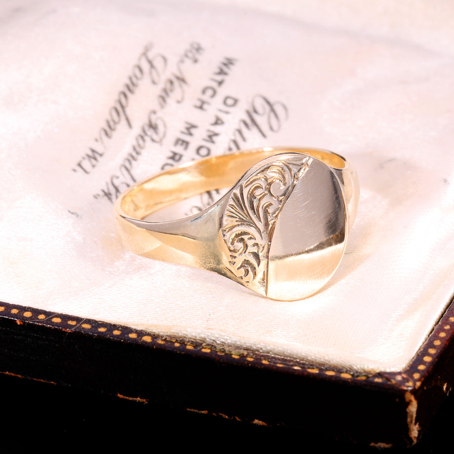 The Vintage 3.92g 9ct Gold Oval Engraved Signet Ring