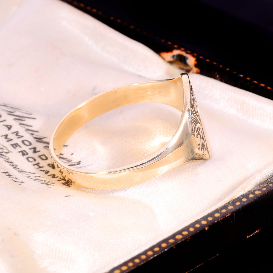 The Vintage 3.92g 9ct Gold Oval Engraved Signet Ring