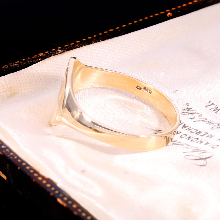 The Vintage 3.92g 9ct Gold Oval Engraved Signet Ring