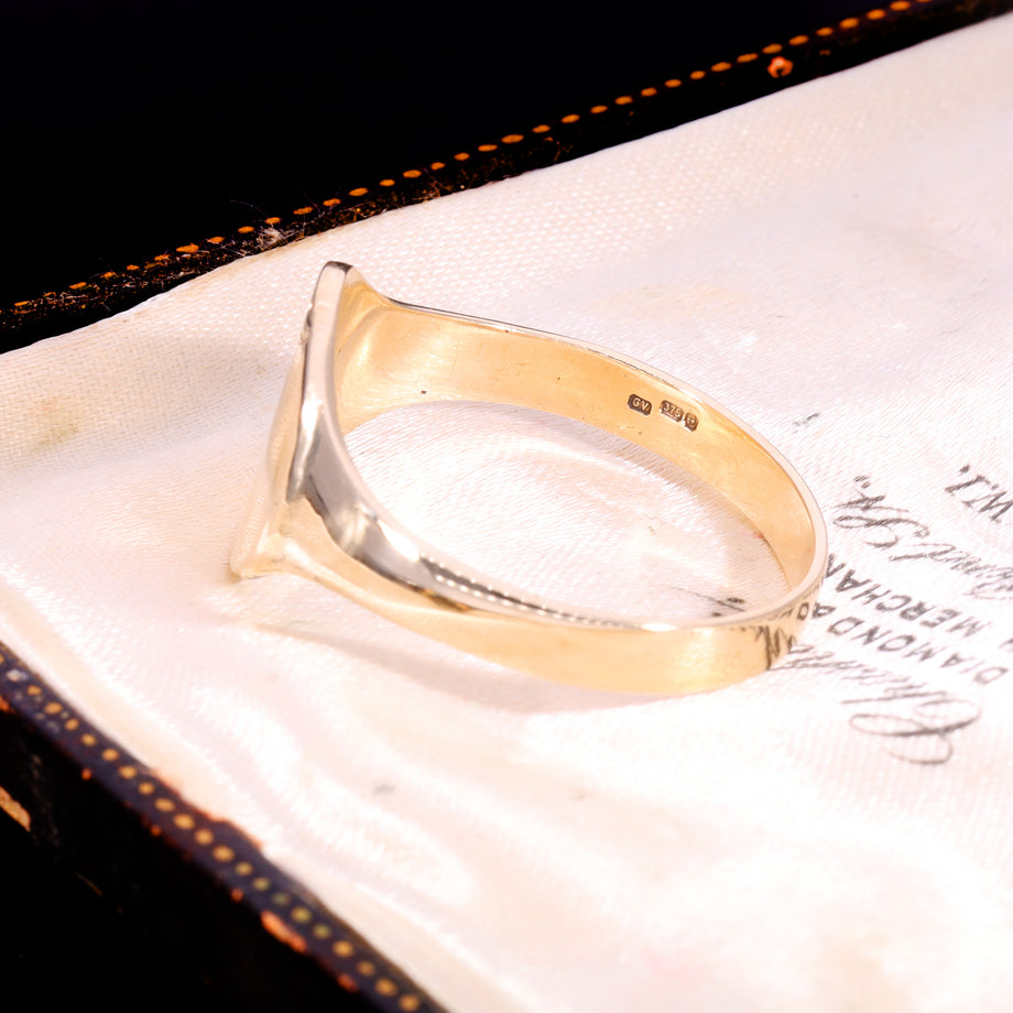 The Vintage 3.92g 9ct Gold Oval Engraved Signet Ring