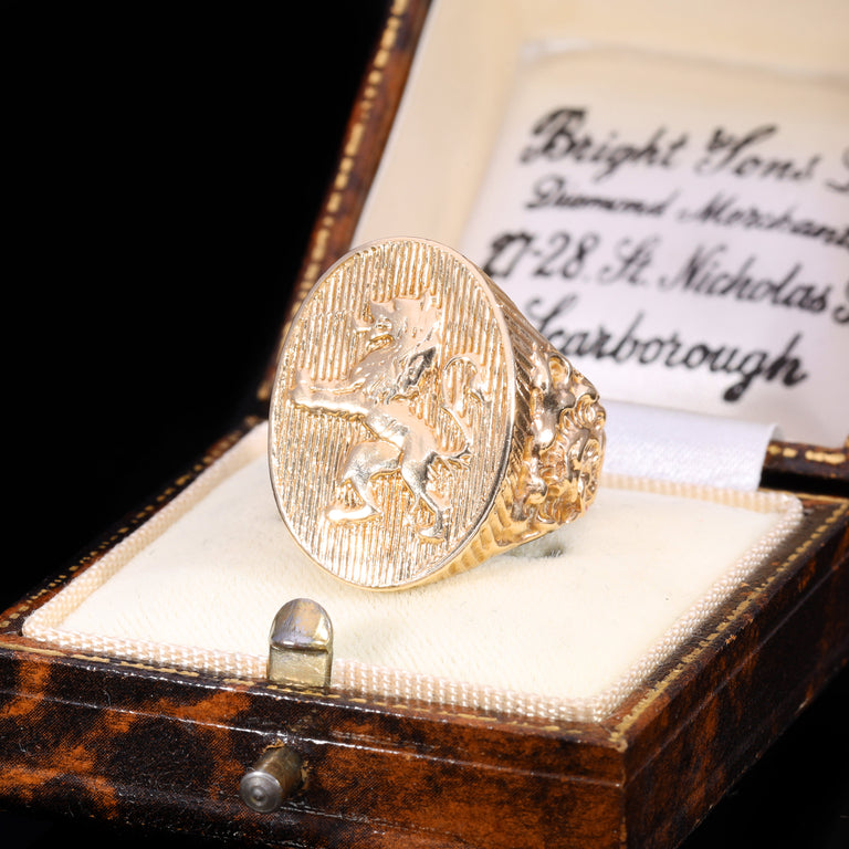 The Vintage 10.29g 9ct Gold Rampant Lion Patterned Signet Ring