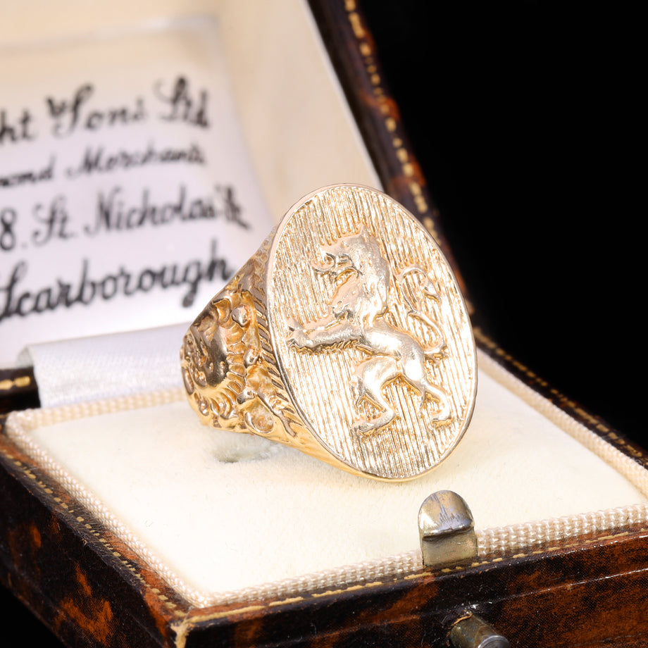 The Vintage 10.29g 9ct Gold Rampant Lion Patterned Signet Ring