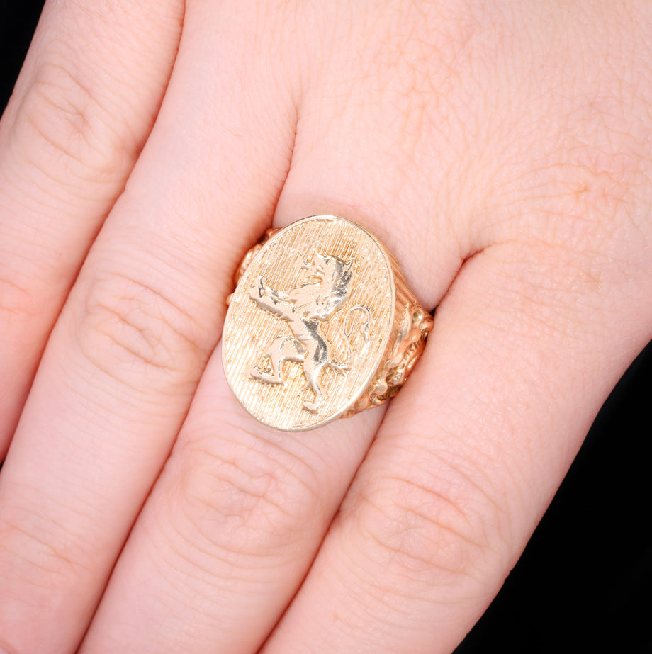 The Vintage 10.29g 9ct Gold Rampant Lion Patterned Signet Ring