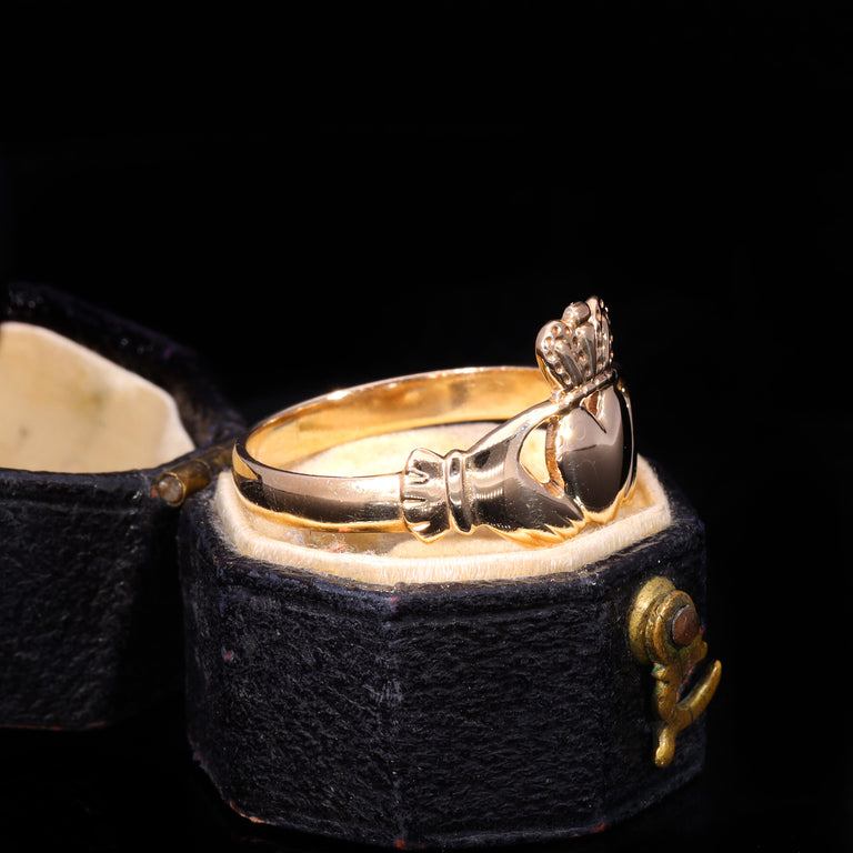 The Vintage 2.63g 9ct Gold Irish Claddagh Ring