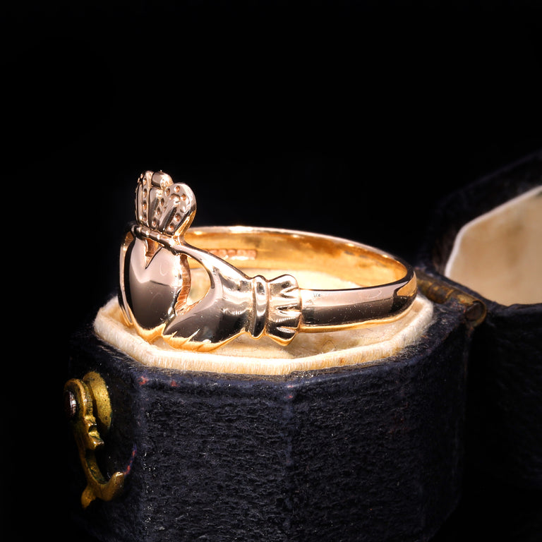 The Vintage 2.63g 9ct Gold Irish Claddagh Ring