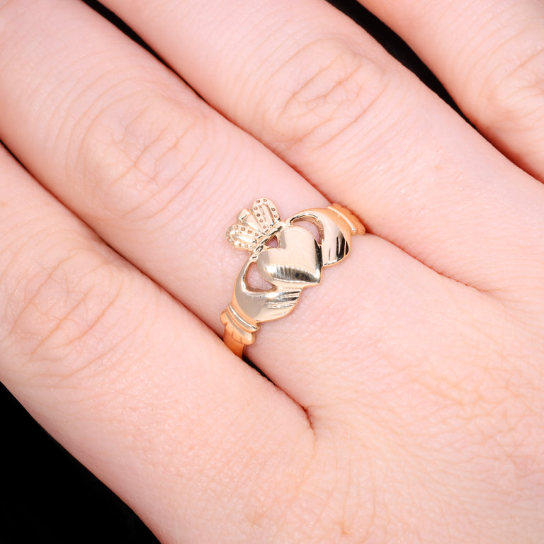 The Vintage 2.63g 9ct Gold Irish Claddagh Ring