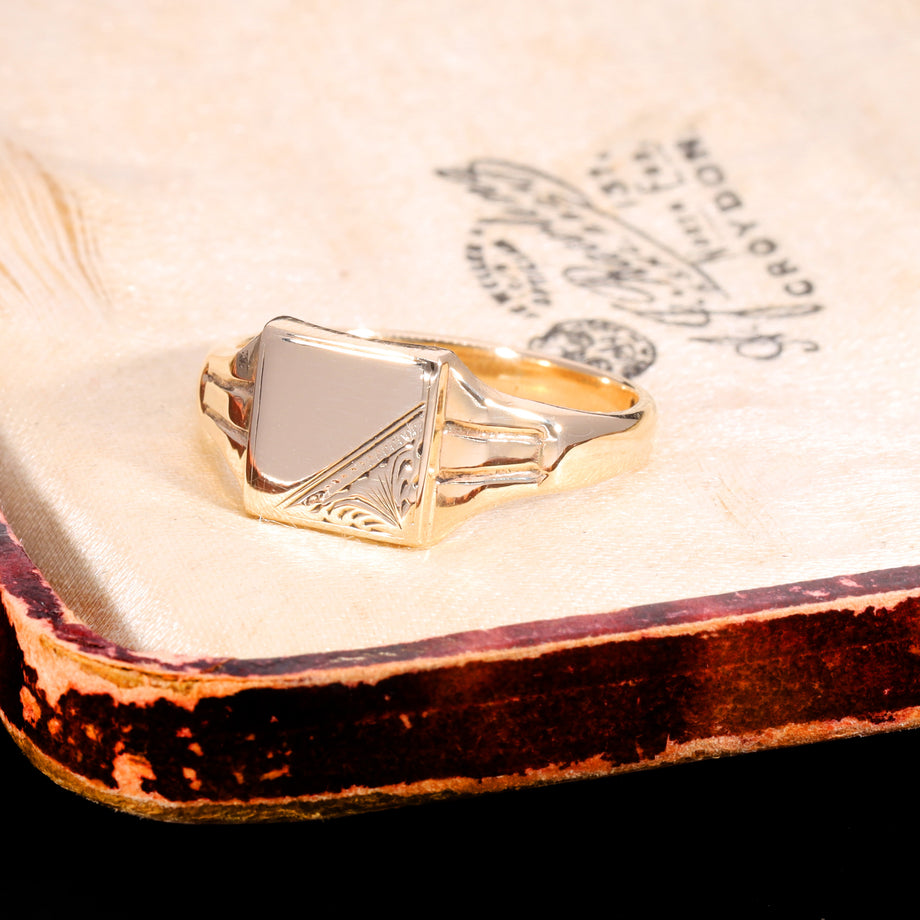 The Antique Edwardian 1901 9ct Gold Square Lined Shoulder Signet Ring