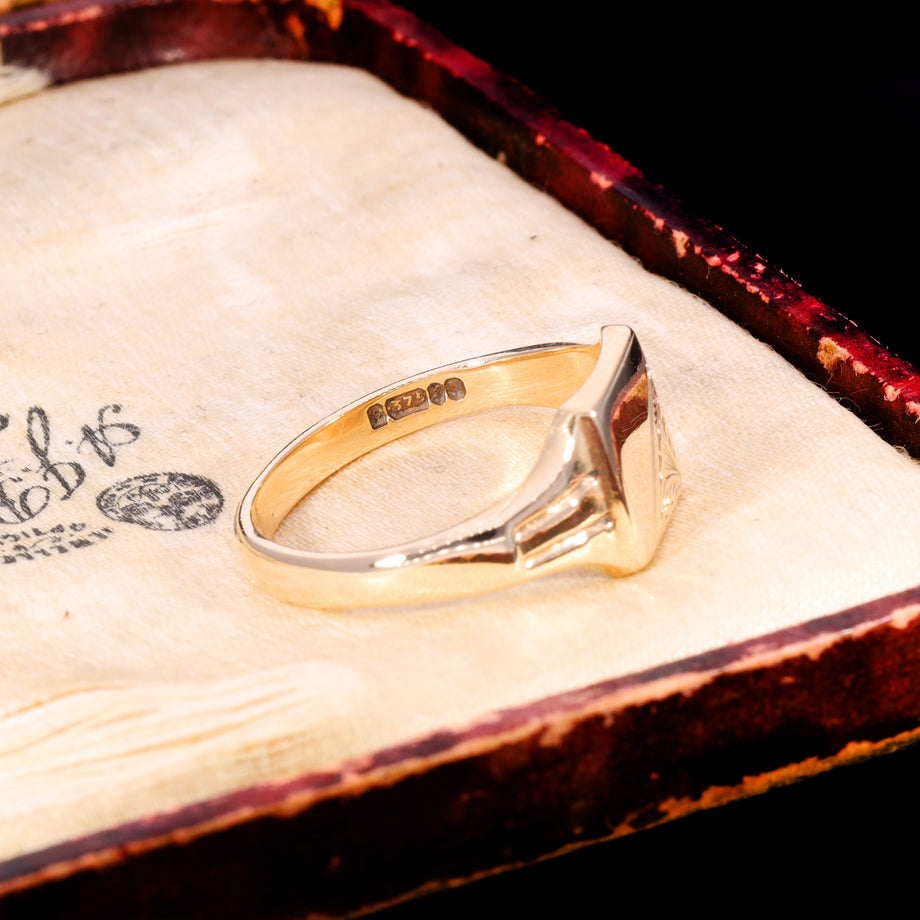 The Antique Edwardian 1901 9ct Gold Square Lined Shoulder Signet Ring