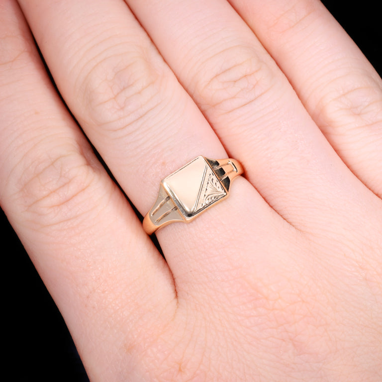 The Antique Edwardian 1901 9ct Gold Square Lined Shoulder Signet Ring