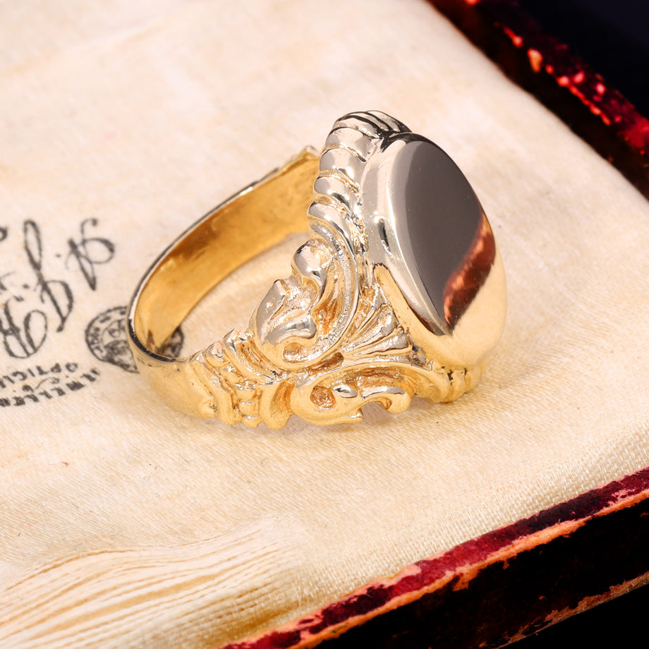 The Vintage 1953 9ct Gold Scrolled Shoulder Signet Ring