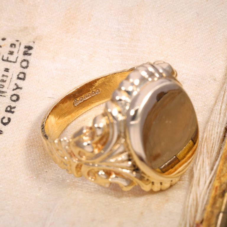 The Vintage 1953 9ct Gold Scrolled Shoulder Signet Ring