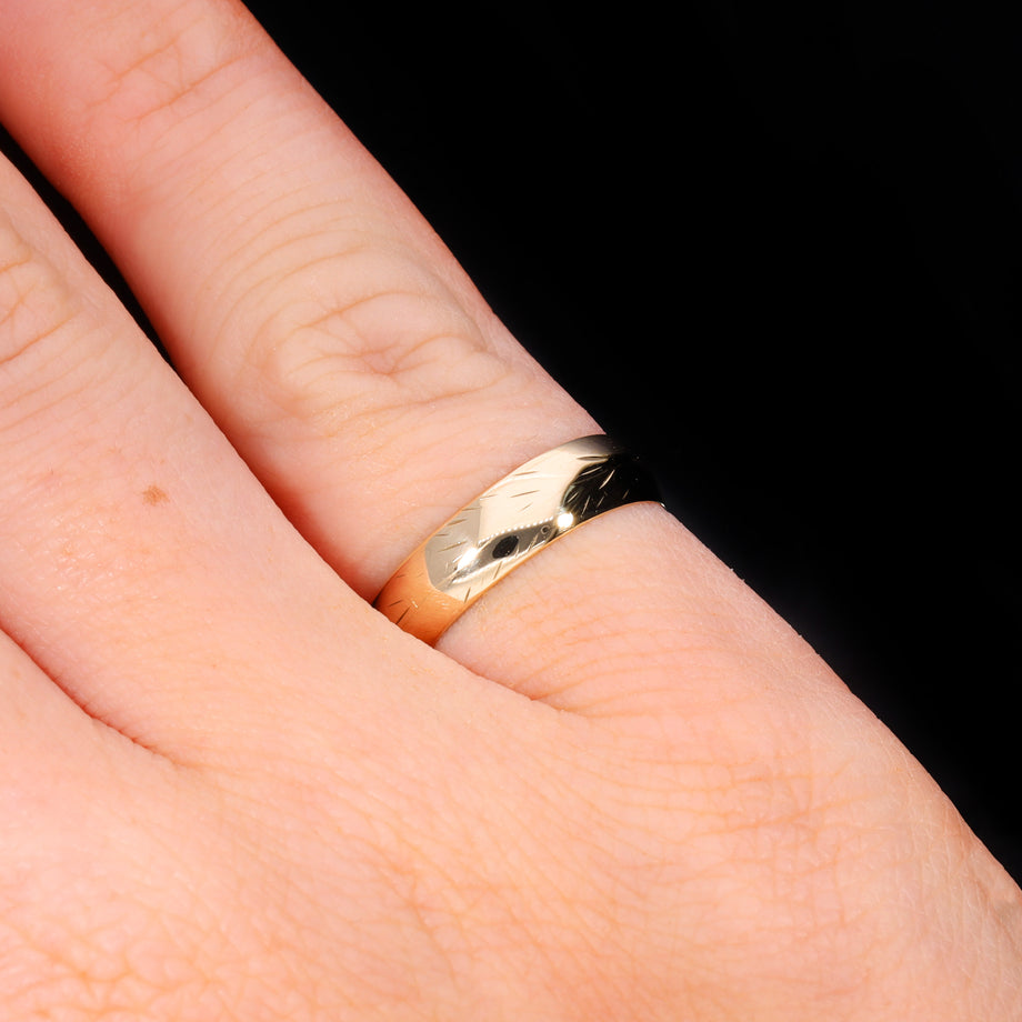 The Vintage 1984 9ct Gold Feather Detailed Wedding Ring