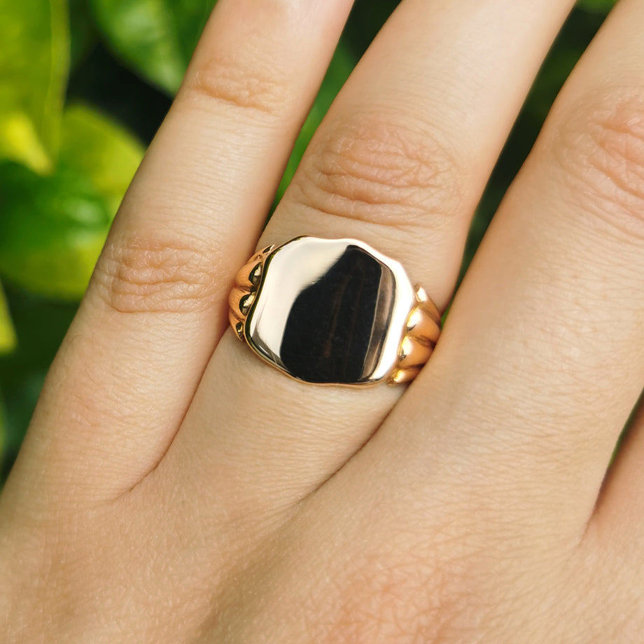 The Antique 1915 9ct Gold Shield Signet Ring - Antique Jewellers