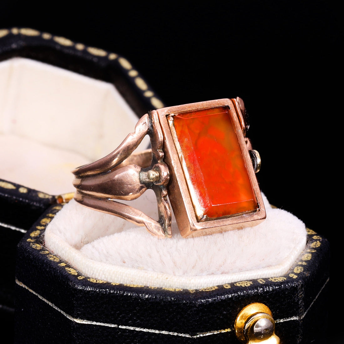 New Year, New Heirlooms: Why January Is the Best Time to Start Collecting Antique Jewellery