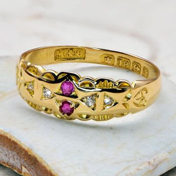 The Charm of Antique and Vintage Rings: A Gift-Giving Guide