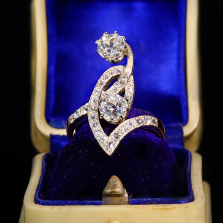 Art Nouveau diamond ring in silver and 18ct gold, circa 1890-1910, with whiplash curves set with cushion-cut and old-cut diamonds, bearing a French assay mark