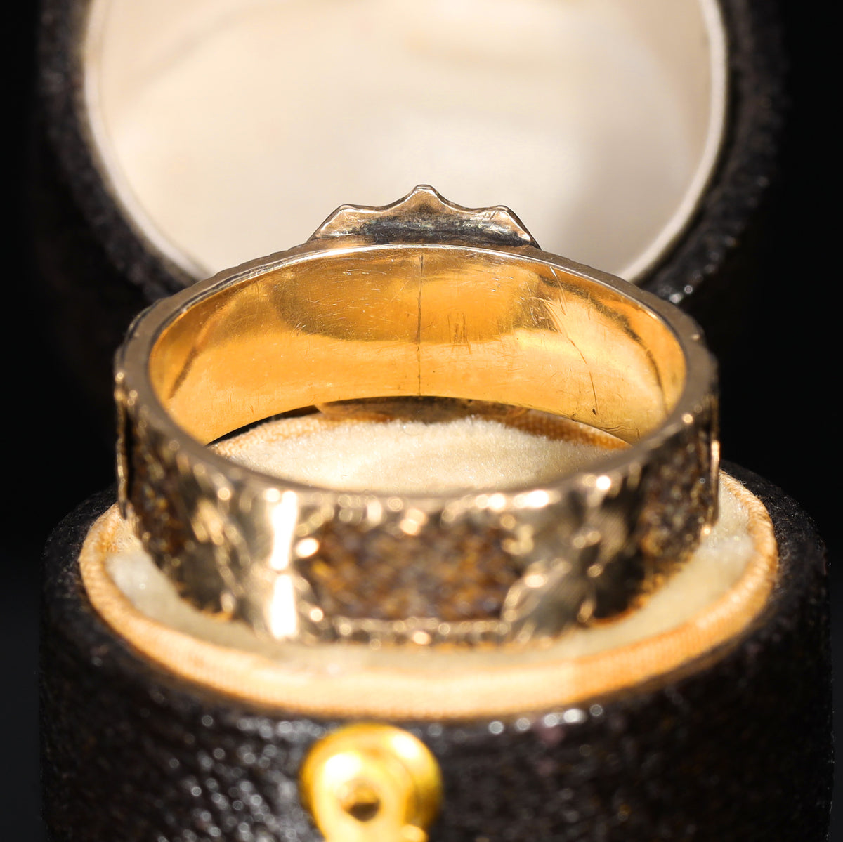 Interior view of 9ct gold band showing yellow gold inner shank