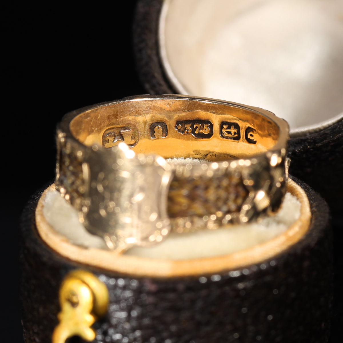 Birmingham 1881 hallmark stamps on inner band of 9ct gold mourning ring