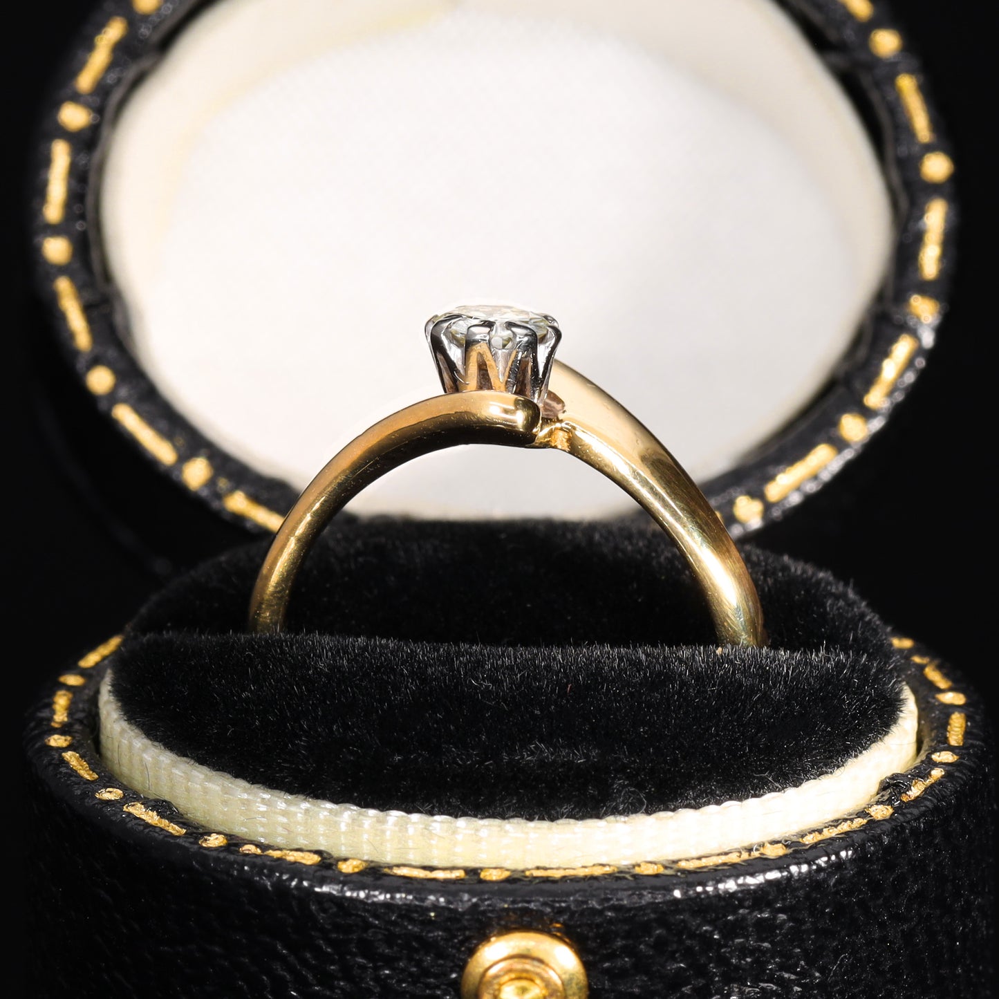 The Vintage 1977 Brilliant Cut Diamond Crossover Ring