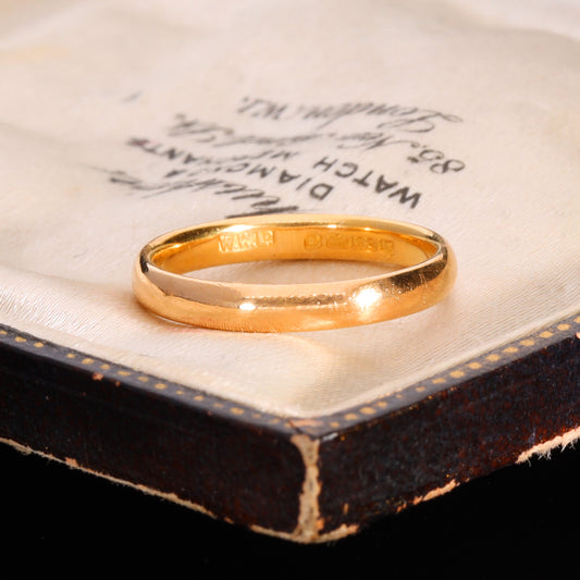 Inner band showing London 1939 hallmark stamps on 22ct gold wedding ring