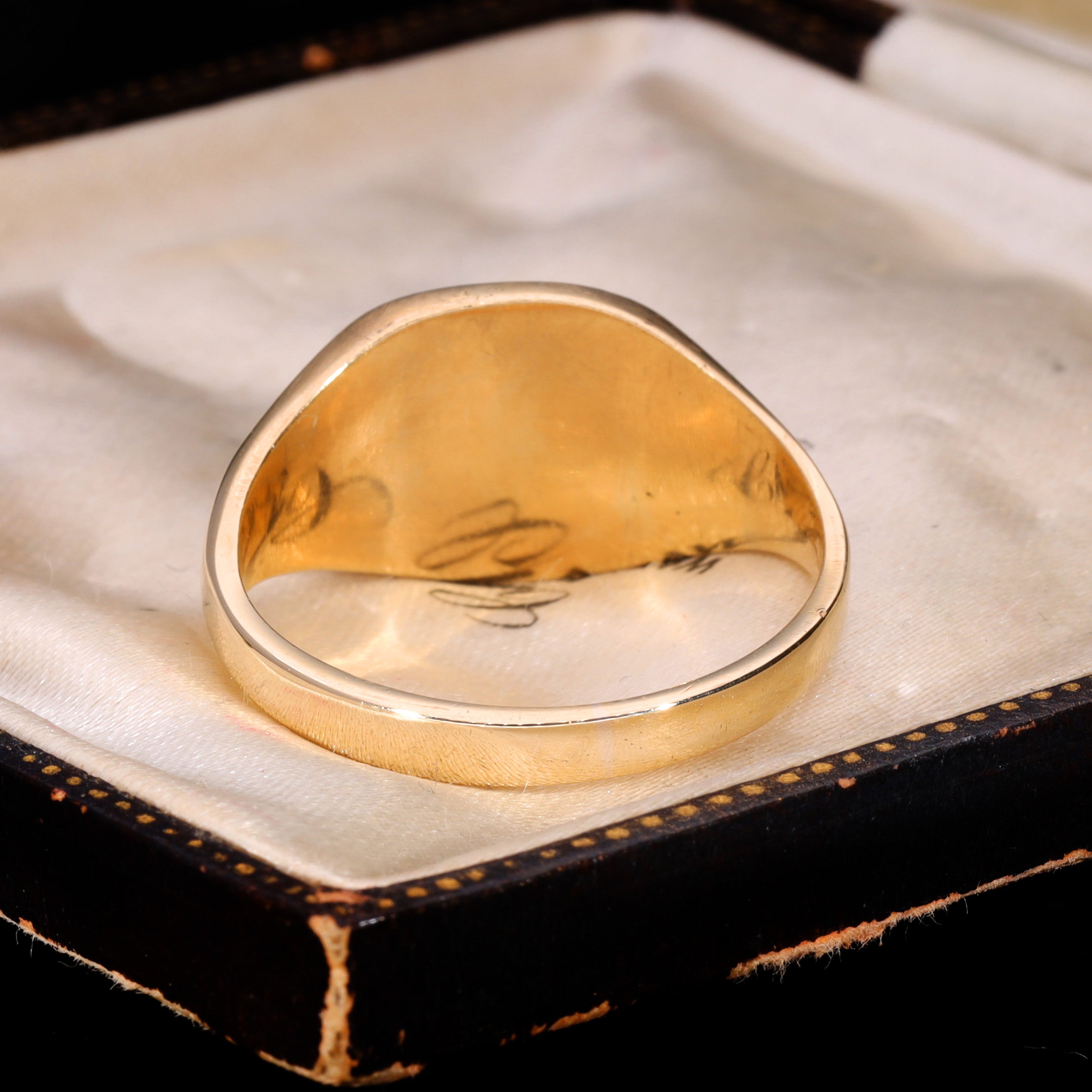 The Vintage 1989 9ct Gold Square Pattern Signet Ring – Antique