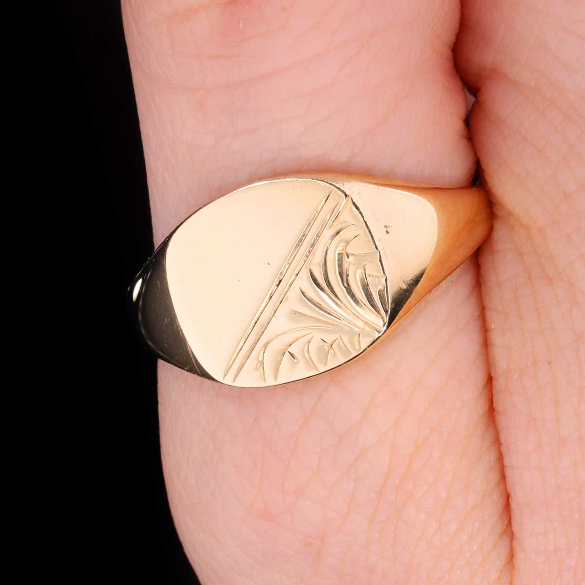 The Vintage 1989 9ct Gold Square Pattern Signet Ring