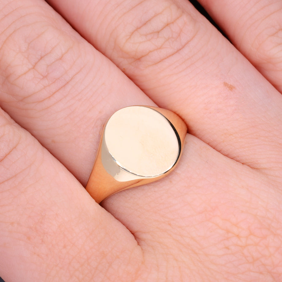 The Vintage 1964 9ct Gold Oval 7.11g Signet Ring