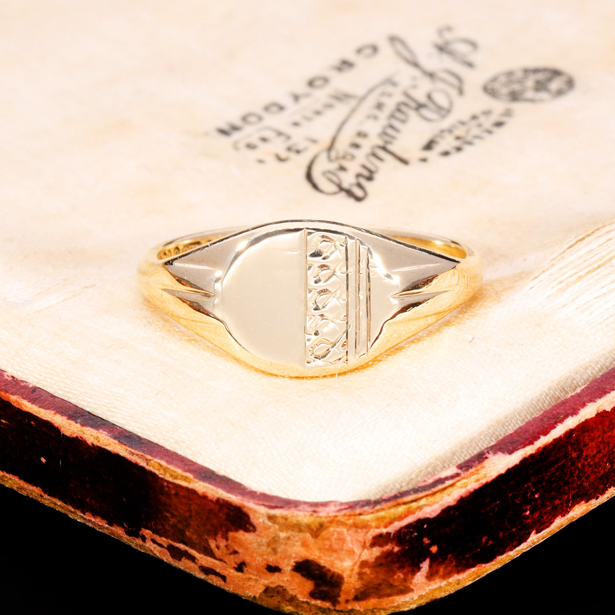 The Vintage 1966 9ct Gold Lined Shoulder Signet Ring