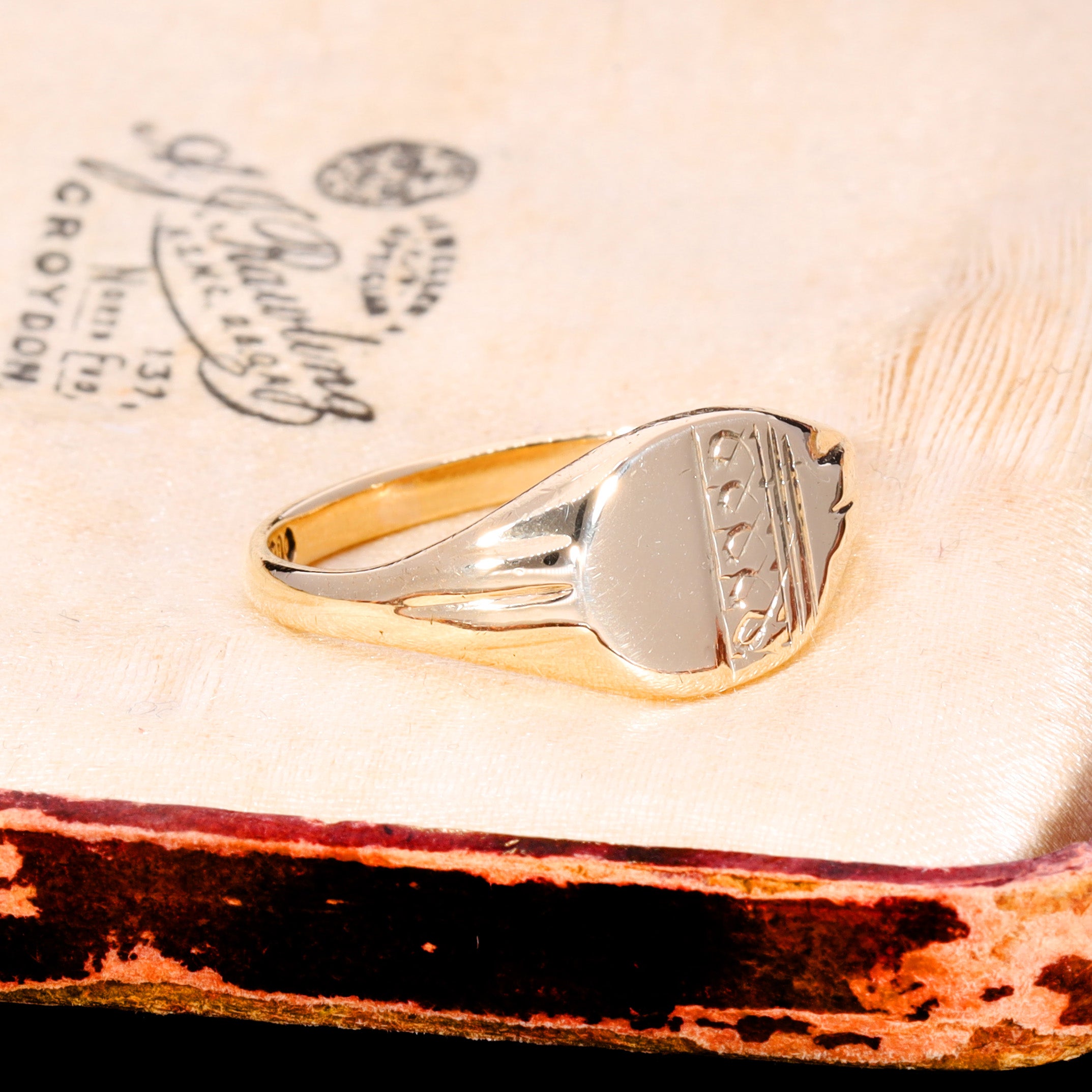 The Vintage 1966 9ct Gold Lined Shoulder Signet Ring – Antique