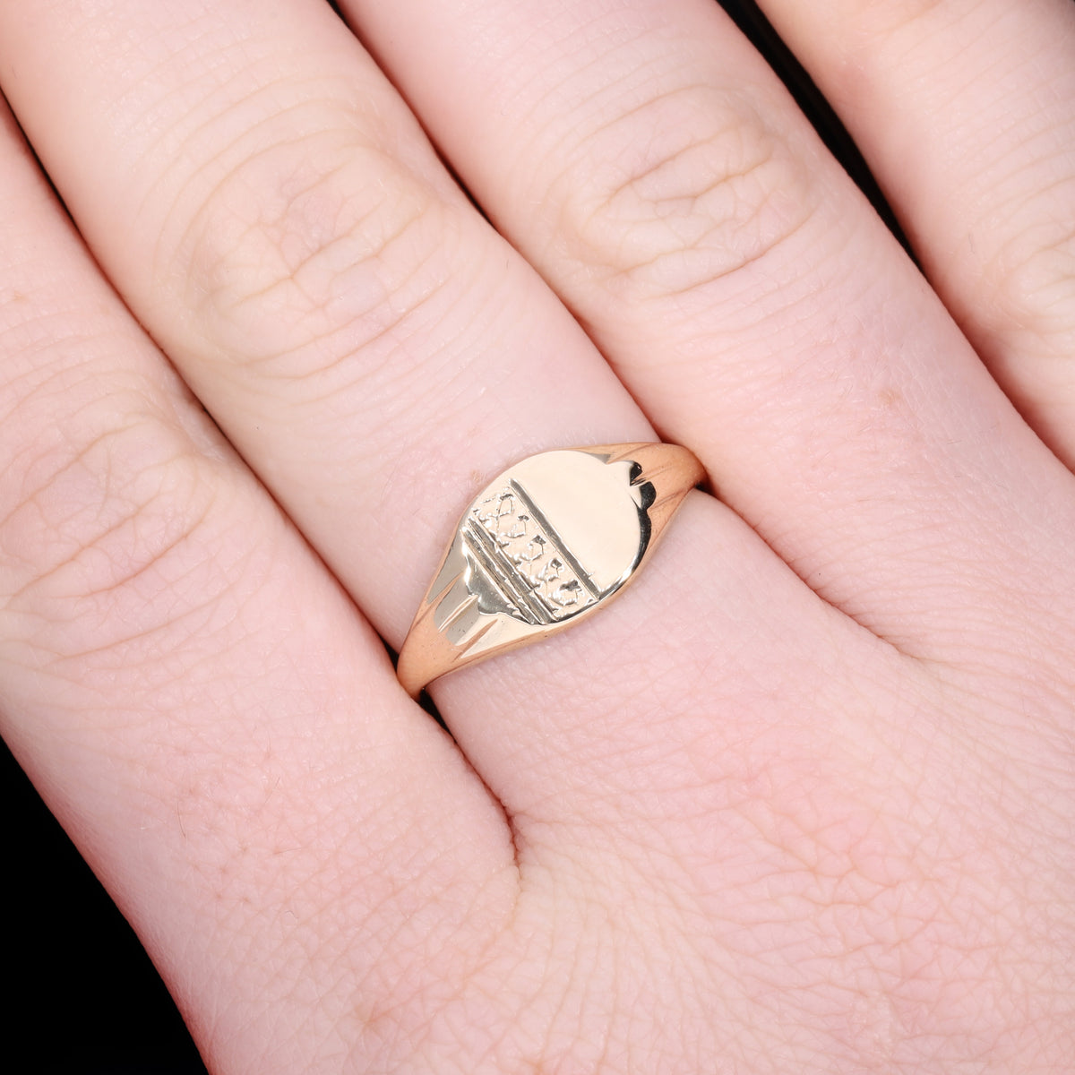 The Vintage 1966 9ct Gold Lined Shoulder Signet Ring