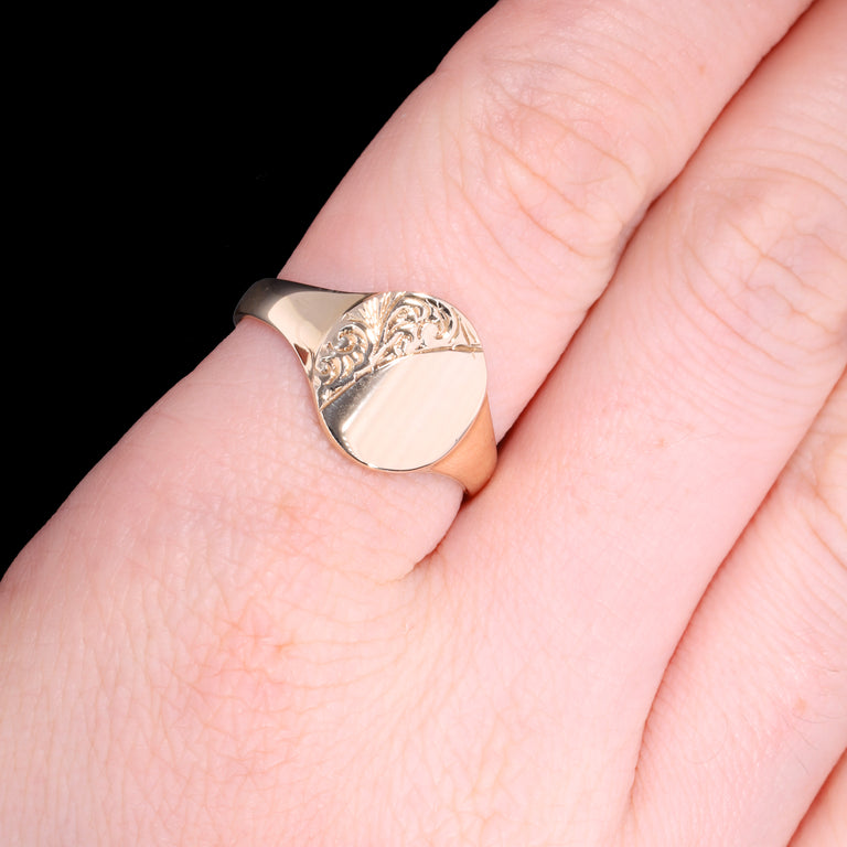 The Vintage 3.92g 9ct Gold Oval Engraved Signet Ring