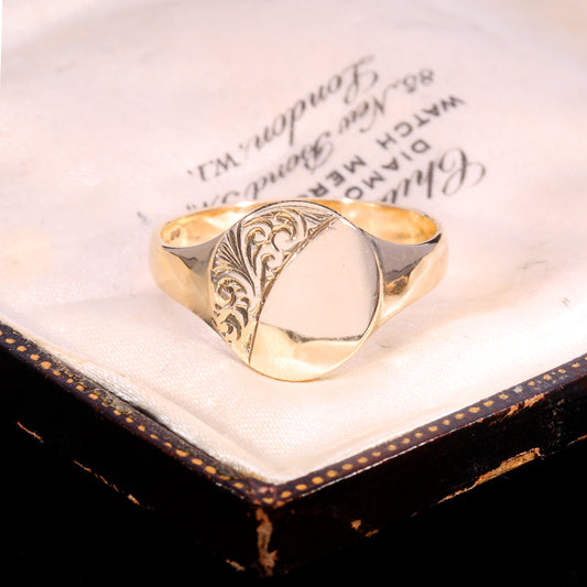 The Vintage 3.92g 9ct Gold Oval Engraved Signet Ring
