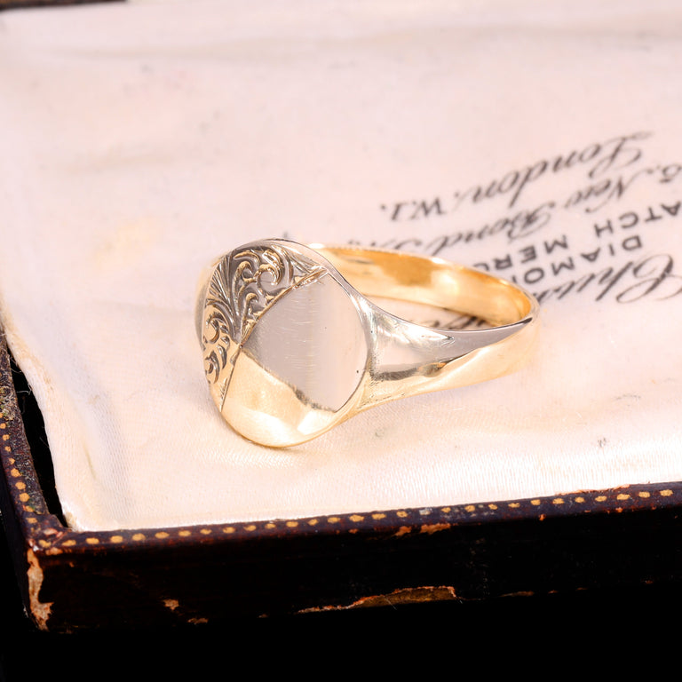 The Vintage 3.92g 9ct Gold Oval Engraved Signet Ring