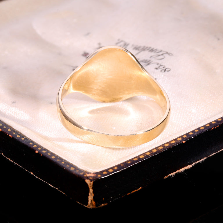 The Vintage 3.92g 9ct Gold Oval Engraved Signet Ring