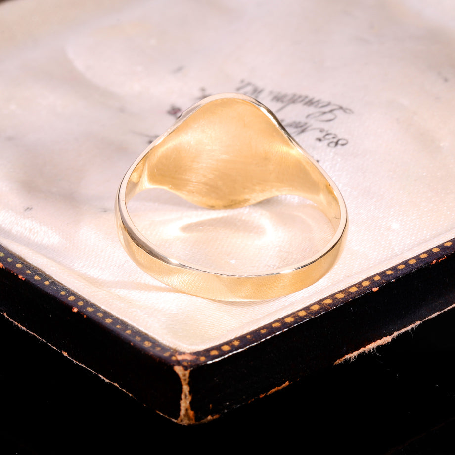 The Vintage 3.92g 9ct Gold Oval Engraved Signet Ring